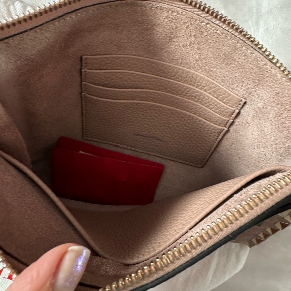 VALENTINO GARAVANI Pebbled Calfskin Rockstud Flat Pouch Poudre- Preloved w/COA - Picture 10 of 11